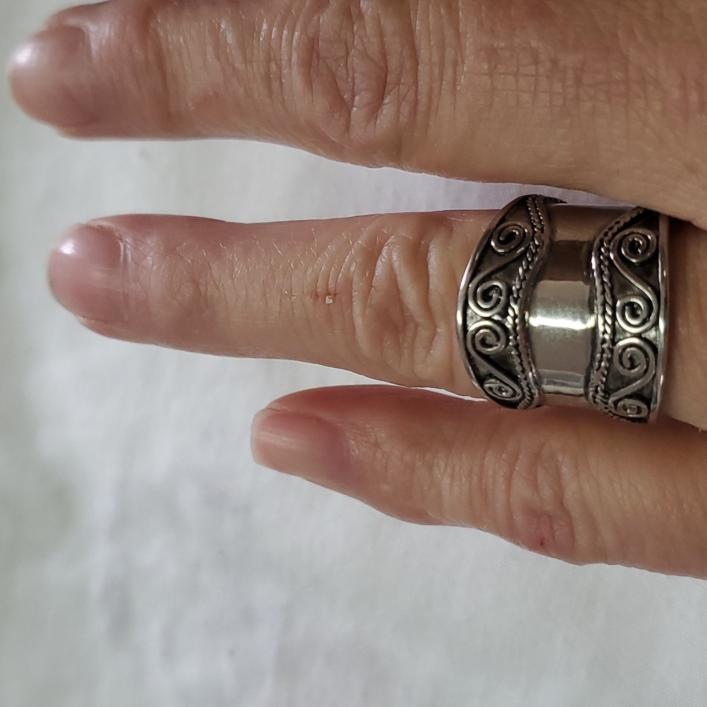 Silver hammered ring‎ - Picture 2 of 2